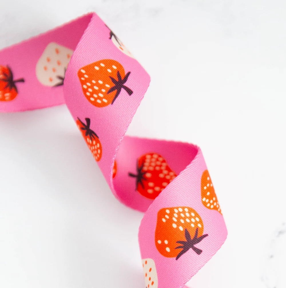 1.5" Strawberry in Daisy Webbing